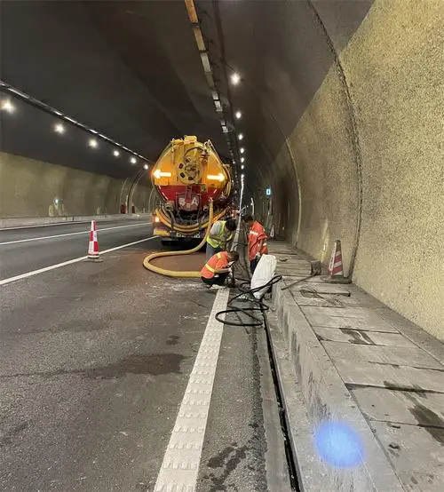 湖北隧道排水渠清淤